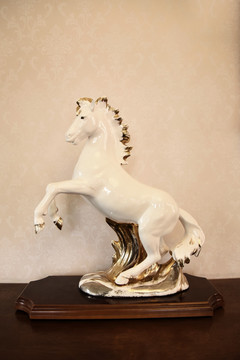 白色陶瓷马