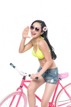 泳装年轻女子和自行车
