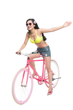 泳装年轻女子和自行车
