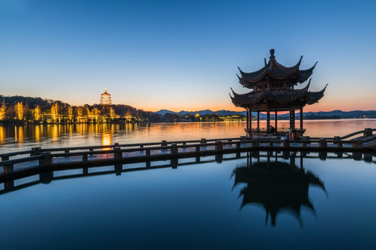 雷峰塔夜景