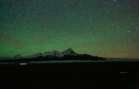 雪山和星空