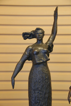 铜雕和平颂少女雕像