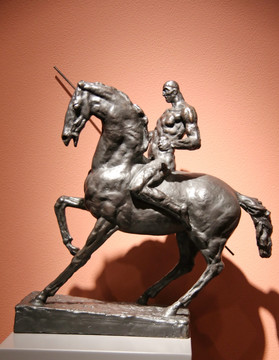 铜雕骑马的裸体勇士