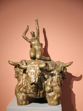 铜雕骑在羊背上的裸体女人