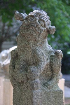 大耳狮子石雕像