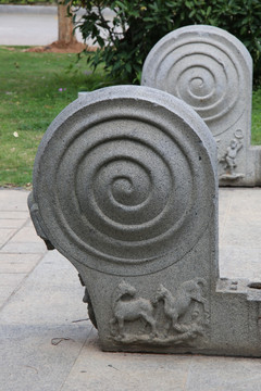 螺旋纹石雕门墩