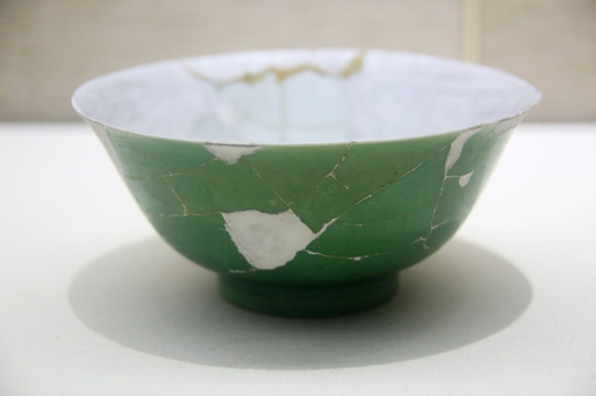 景德镇官窑瓜皮绿釉碗