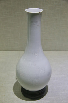 清代德化窑白釉刻花球瓶