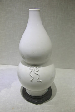 清代代德化化窑白釉芦瓶