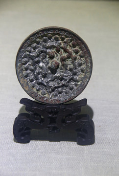 唐海海马葡萄纹铜镜