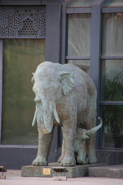 铜雕大象母子雕像