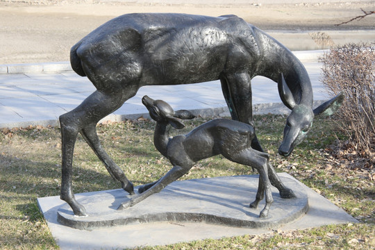 铜雕母子情母鹿和小鹿