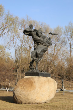 拿长矛骑马的勇士雕像