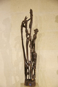 非洲木雕长颈鹿和猴子