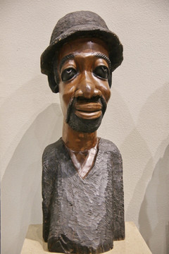 非洲木雕戴帽子的男人