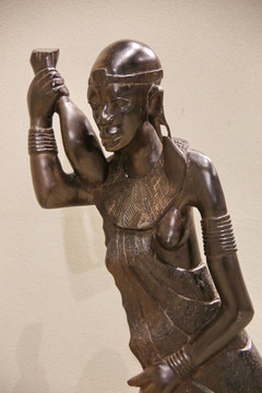 非洲木雕提水壶的母亲