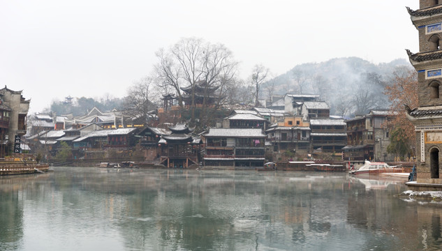 凤凰古城 沱江民居 烟雨沱江雪