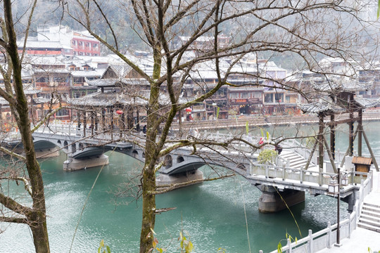 风桥飘雪 凤凰古城新韵 沱江