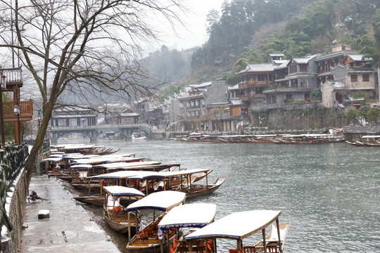 雾桥泊船 凤凰沱江雪景