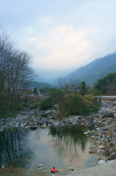 山间溪水