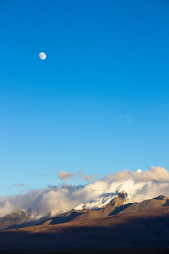 雪山和月亮