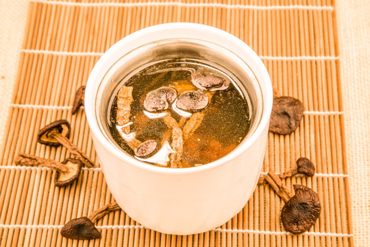 炖汤 茶树菇汤