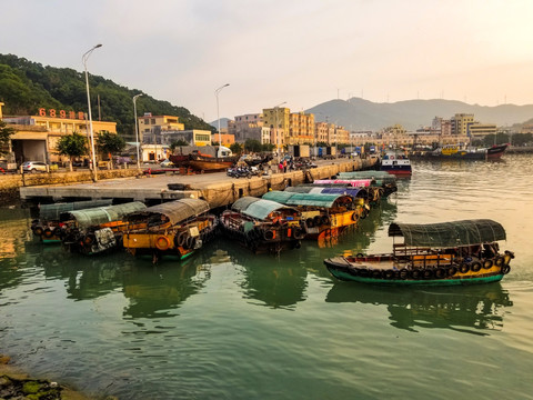 渔港的早晨 海上日出 渔船