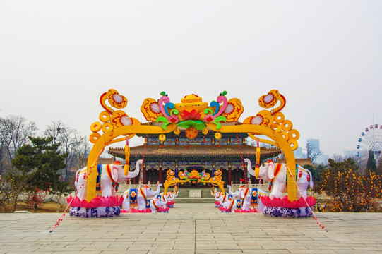 鞍山玉佛寺三洲感应殿前造型门