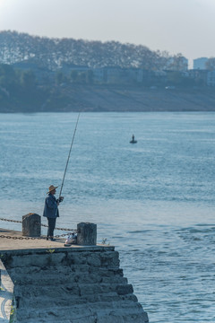 长江边的钓鱼人