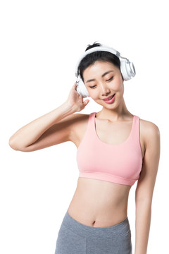 健身的青年女子放松听音乐