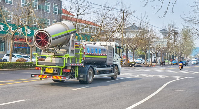 城市洒水车 高清大图