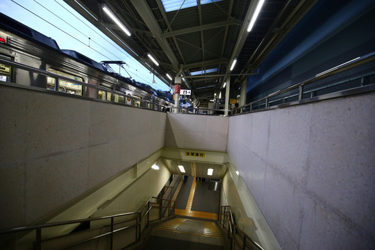 日本横滨火车站站台地下通道