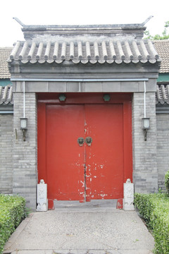 灰墙红门老北京大门