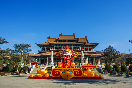 鞍山玉佛寺财神造型与大雄宝殿