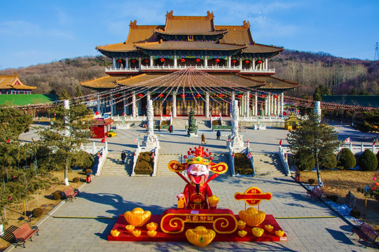 鞍山玉佛寺大雄宝殿与财神灯展