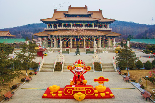 鞍山玉佛寺玉佛阁与财神爷灯展