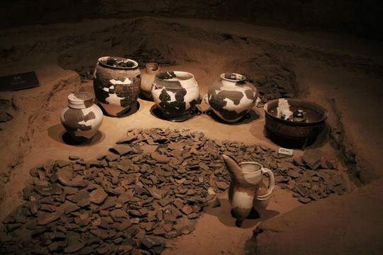 考古陶器现场灰陶器