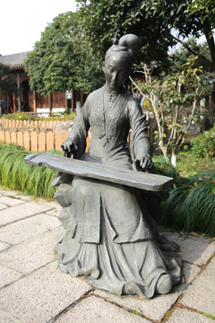 古代女子弹琴雕塑