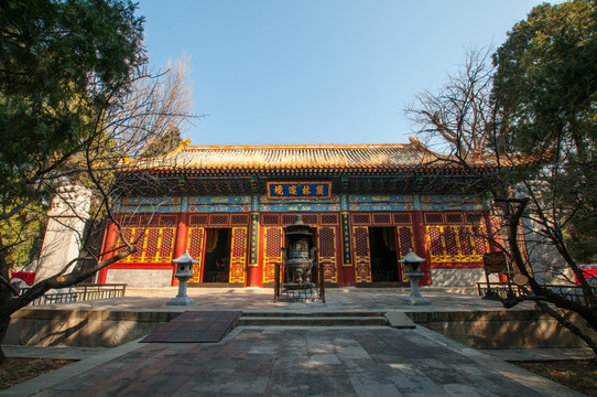 北京卧佛寺 三世佛殿