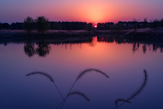 晚霞湖泊