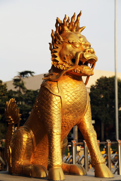 金色龙型雕塑