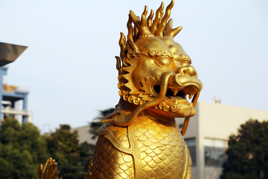 金色龙型雕塑