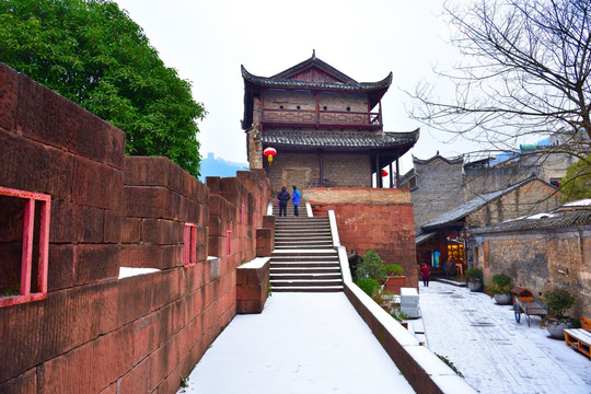 凤凰古城北门雪景