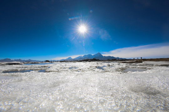 湖面的冰雪