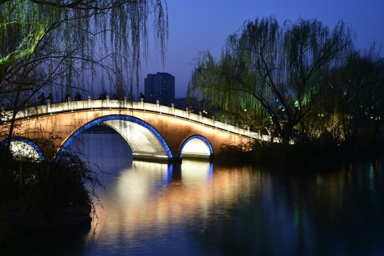 大明湖夜景