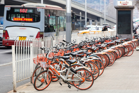 路边的共享单车 共享自行车