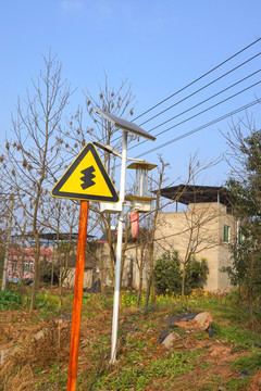 交通警告标志 太阳能杀虫灯