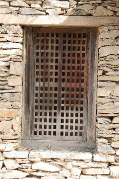 木格子窗户石墙背景
