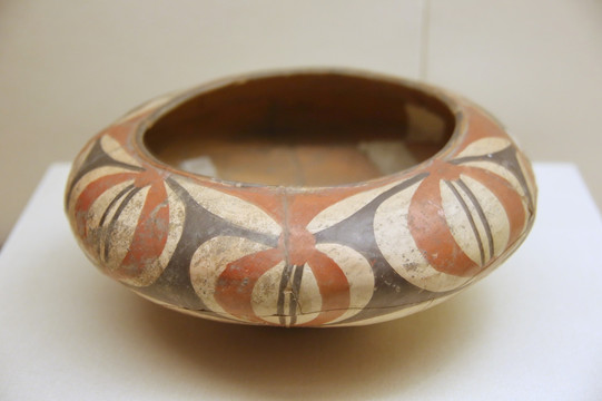 大汶口文化彩陶钵