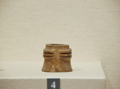 大汶口文化时期环纹骨雕筒
